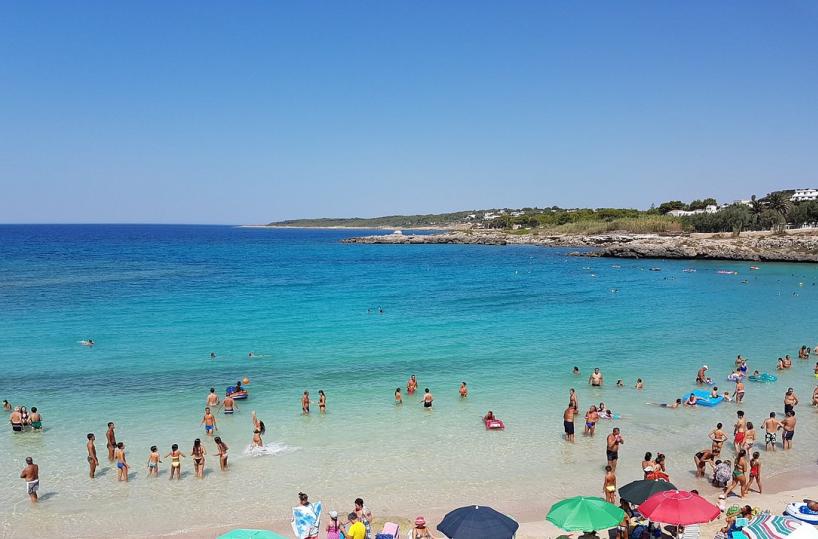 Maxi rissa sulla spiaggia di Saturo: pallonata scatena il caos tra i bagnanti