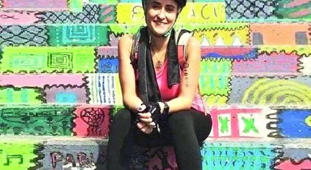 Margherita Lega, insegnante di 41 anni, è deceduta in un tragico incidente in Piemonte mentre caricava i bagagli su una teleferica adibita al trasporto di oggetti.