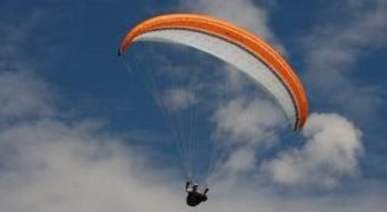 Tragedia a Malcesine: giovane svedese muore durante atterraggio con il parapendio