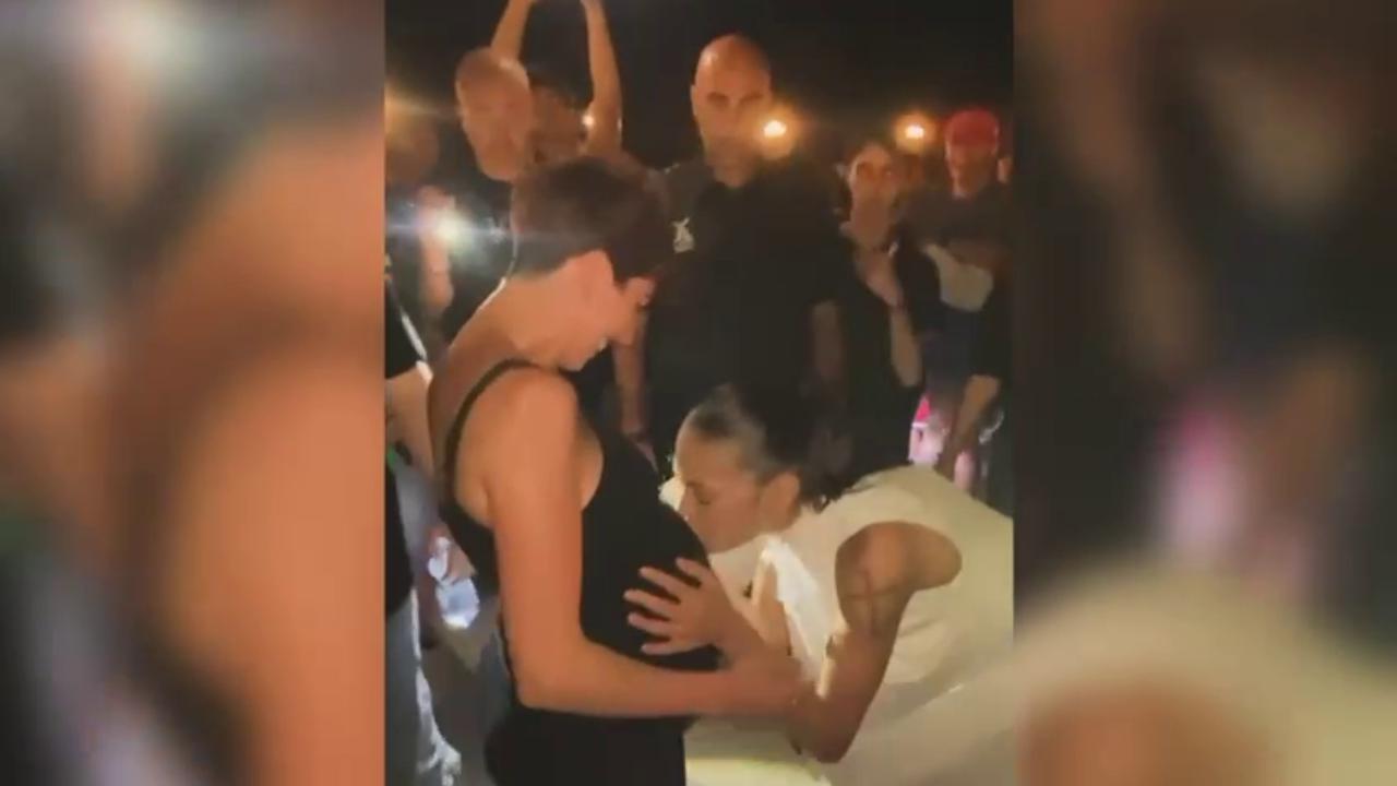Elodie sorprende e commuove durante il concerto a Bari con un dolce gesto per una fan in attesa di una bambina che porterà il suo nome.