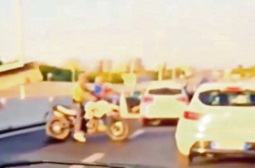 Bari, scene da film in tangenziale, inseguimento e cattura della Polizia di un corriere della droga