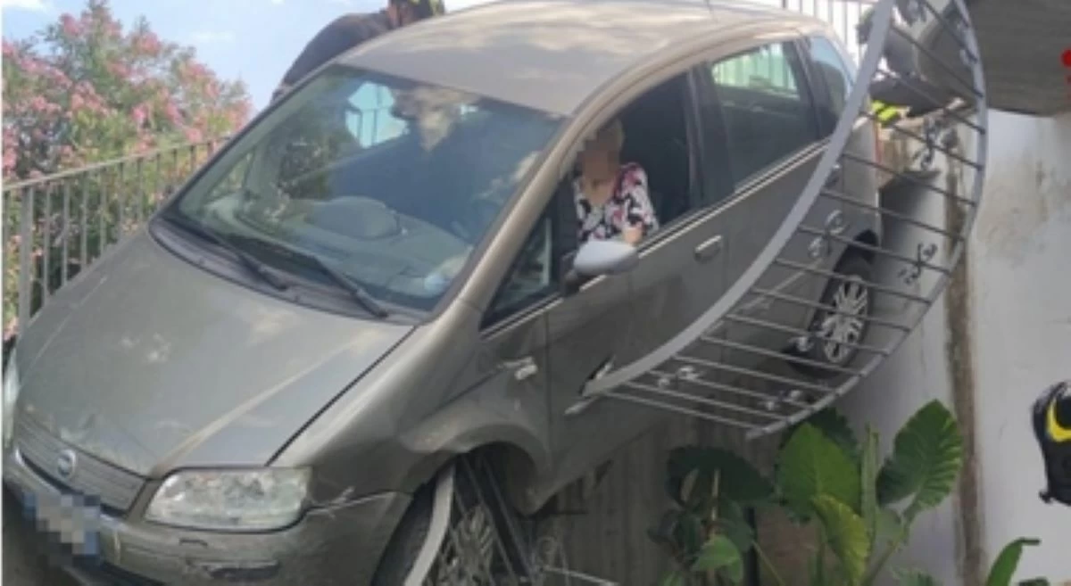 Anziana alla guida della sua auto sfonda una recinzione e poi finisce con l’auto su un terrazzo