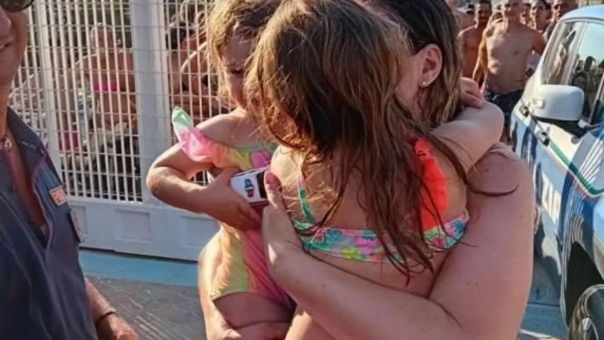 Una bimba di 6 anni si è persa sulla spiaggia di Gallipoli e, dopo aver camminato per oltre due chilometri, è stata ritrovata e salvata dalla polizia.