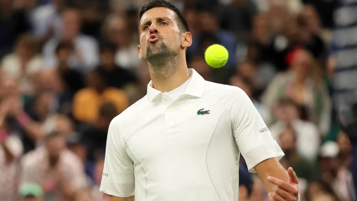 Novak Djokovic avanza ai quarti di Wimbledon dopo aver sconfitto Holger Rune in tre set. Polemiche sul comportamento del pubblico.