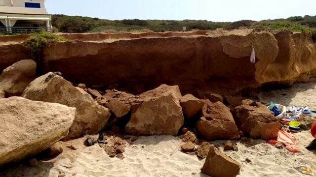 Una neonata di due mesi è morta a Formentera dopo essere stata colpita da massi mentre era in spiaggia con i genitori.