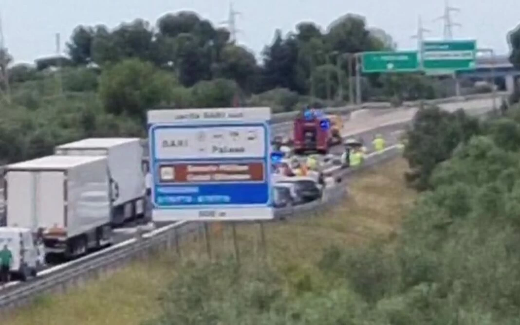 Bari, incidente sull’A14, Van si ribalta, morta una donna, sei feriti, due sono gravissimi