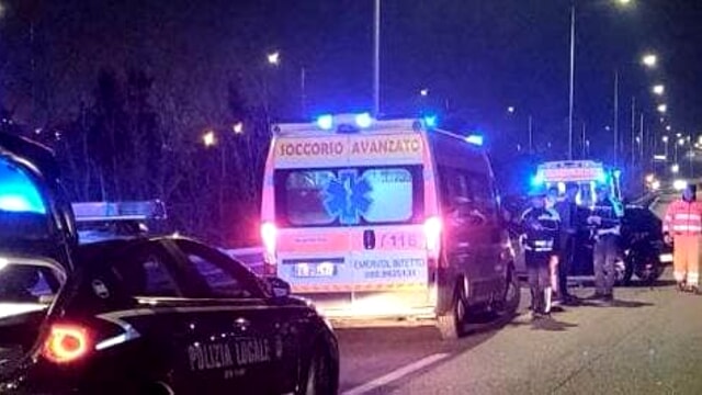 Uno scontro tra uno scooter e un Suv ha causato la morte di un ragazzo di 17 anni e il ferimento grave di un 16enne.