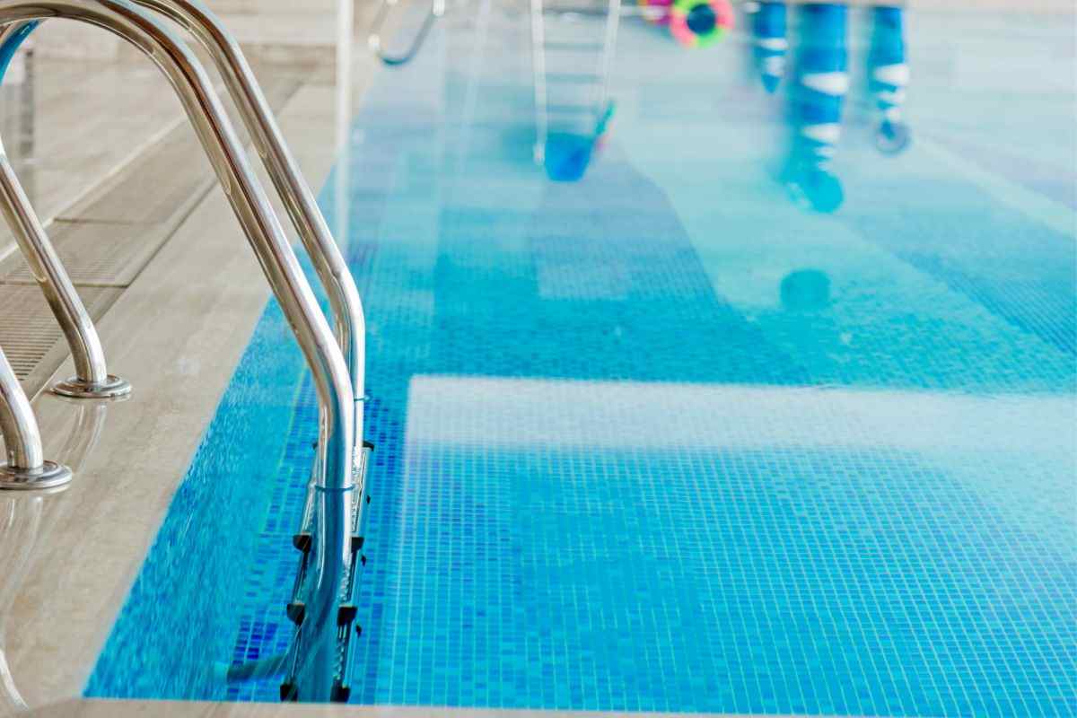 Ragazzino di 13 anni tetraplegico dopo un tuffo in piscina per evitare una vespa.