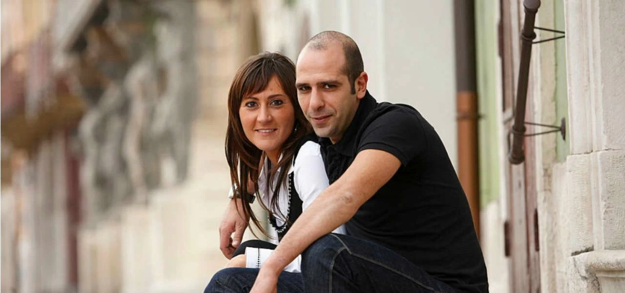 Checco Zalone e Mariangela Eboli si separano: fine di una lunga relazione. La coppia, insieme dal 2006 e con due figlie, affronta una fase di transizione dopo anni di riservatezza.