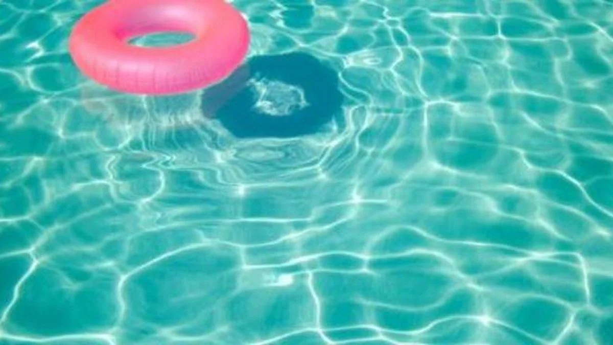 Un bimbo di soli 2 anni è morto ieri sera al policlinico Gemelli di Roma, dove era stato trasportato in gravissime condizioni dopo essere caduto in una piscina privata lo scorso 24 agosto.