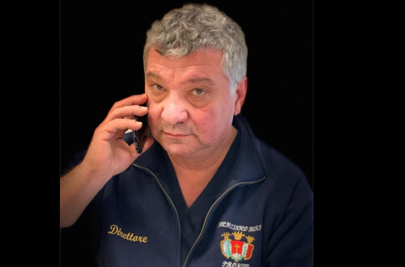 Un malore improvviso spezza la vita di Vito Procacci, noto direttore del Pronto Soccorso del Policlinico di Bari, durante un bagno serale a Gallipoli.