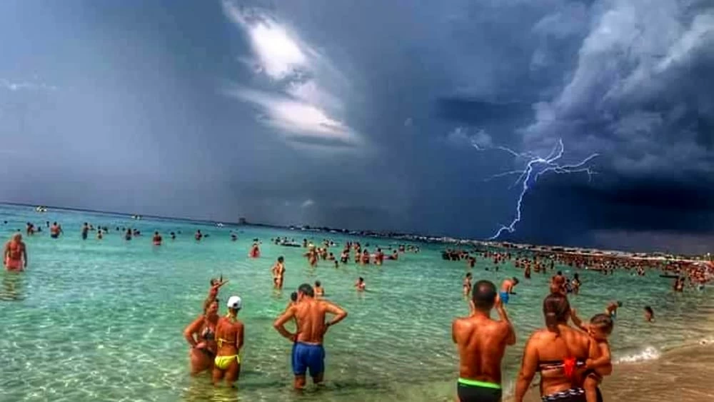 Fulmine cade sulla spiaggia, due donne in gravi condizioni, panico tra i bagnanti