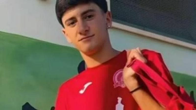 Mirko Distante, sedicenne difensore del Sava Calcio, si è svegliato dal coma dopo essere stato investito da un’auto. L'incidente è avvenuto all’uscita dello stadio dopo un allenamento. Ora Mirko non è più attaccato al respiratore e muove tutti gli arti.