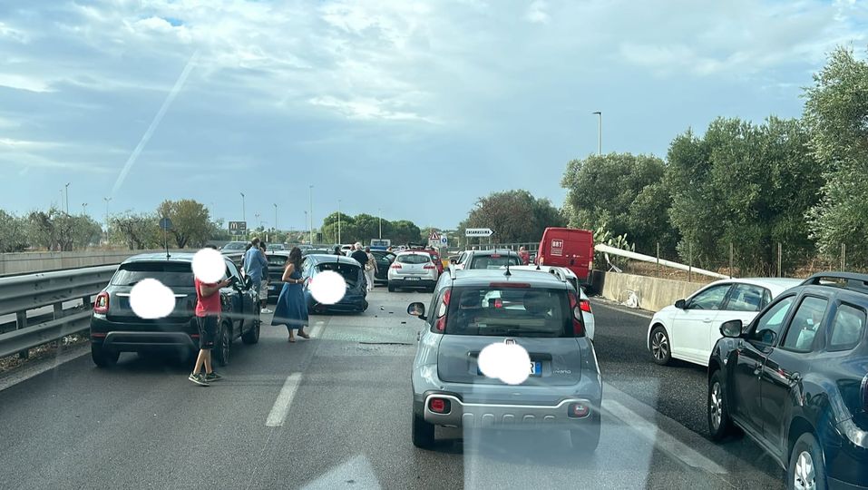 Un grave incidente sulla Statale 100 all'altezza di Casamassima ha coinvolto molte auto e un furgone, provocando il blocco del traffico. Sul posto polizia stradale, ambulanze e vigili del fuoco.