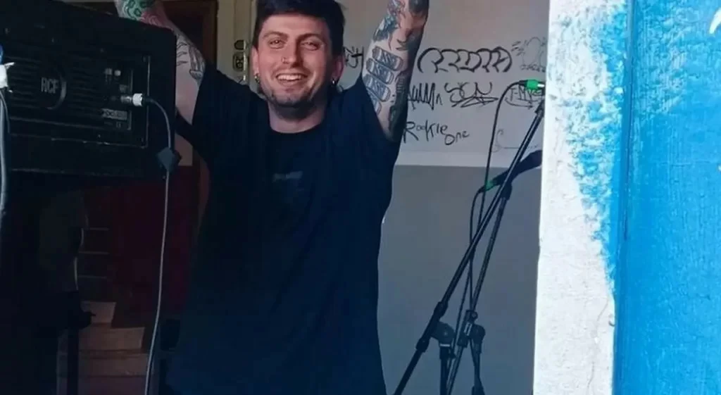 Giacomo Gobbato, 26 anni, muore a Mestre mentre cerca di difendere una donna da uno scippatore. La città è sconvolta dalla tragedia.