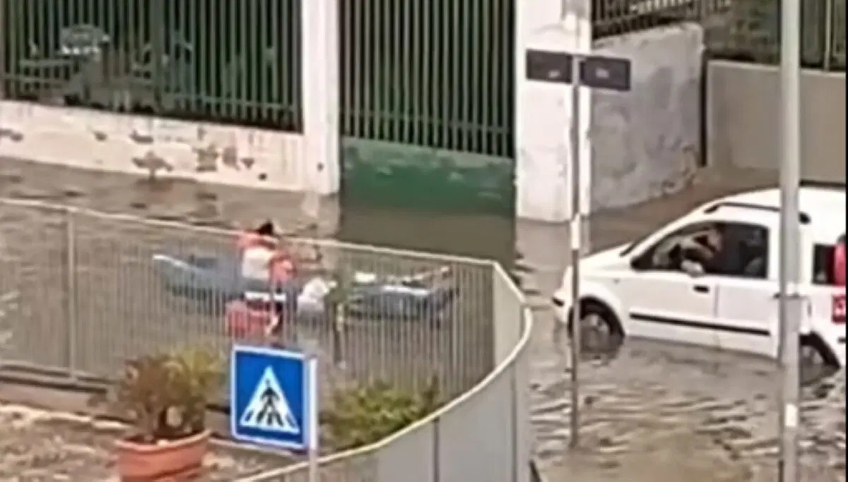 A San Girolamo, un uomo salva un automobilista bloccato in un "fiume" causato dal nubifragio, intervenendo con una canoa. L'episodio è stato ripreso e condiviso sui social.