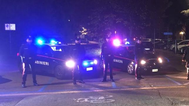 Due uomini armati hanno tentato un furto in un appartamento a Corbetta. Bloccati dai condomini, sono stati poi arrestati dai carabinieri.