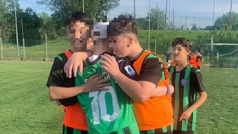 Il tredicenne Carlo, dopo aver sconfitto un linfoma, torna a giocare a calcio e dedica il suo primo gol a Lian, un bambino di 4 anni ancora in ospedale.