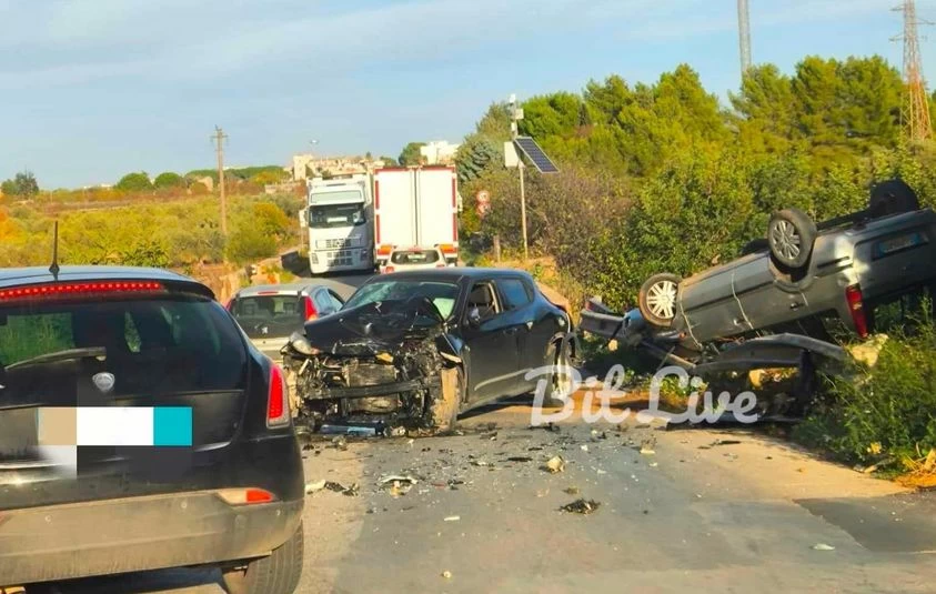 Grave scontro tra due auto e un camion sulla strada provinciale 84, con due persone trasportate in ospedale. Nessuno in pericolo di vita.