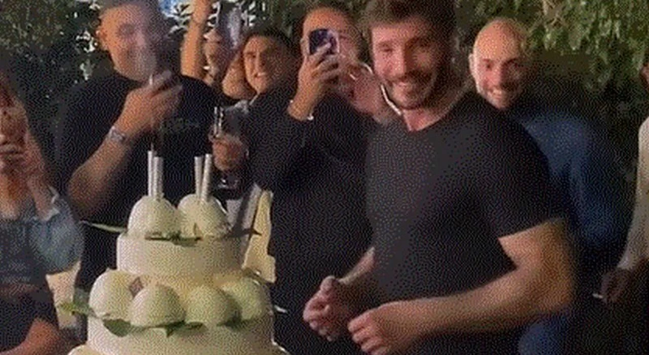 Stefano De Martino festeggia il 35° compleanno a Napoli con amici e una torta speciale