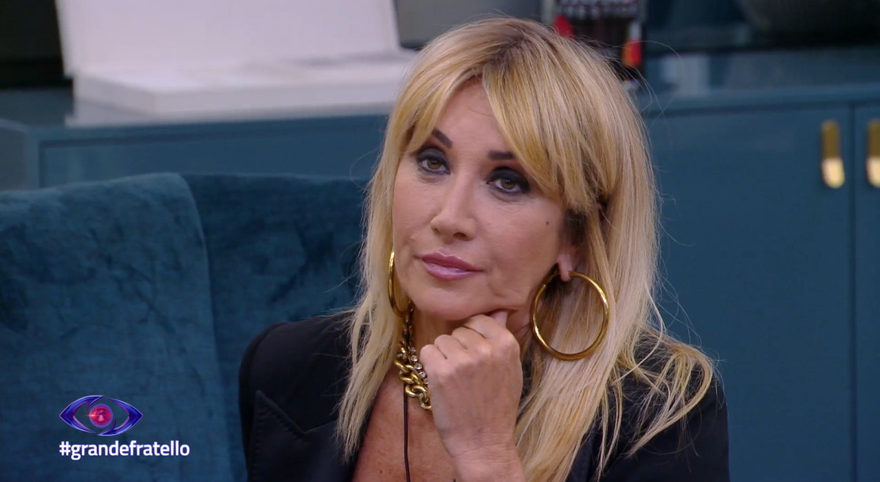 Simona Tagli, ex showgirl e volto noto della televisione italiana, ha annunciato l’intenzione di interrompere il voto di castità fatto nel 2009. Dopo quasi 15 anni, ha dichiarato di essere pronta a tornare a vivere l’amore e la passione.