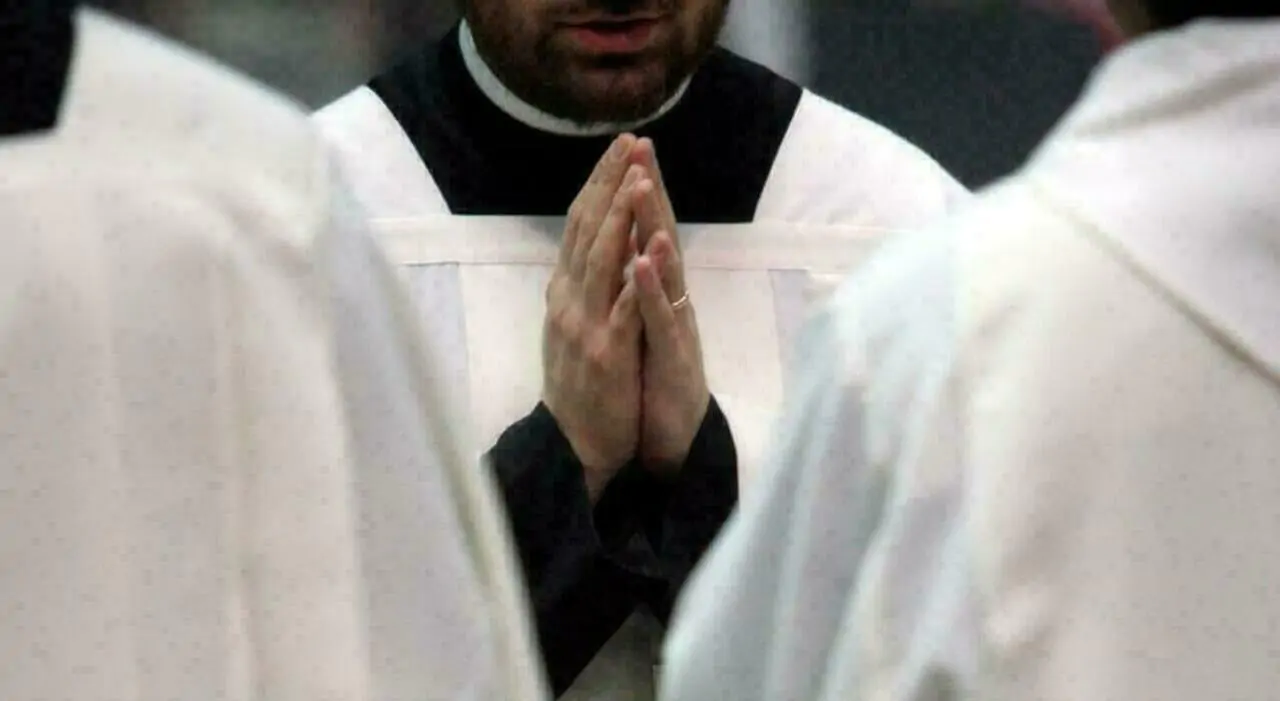 Le comunità di sei parrocchie della diocesi di Alba sono scosse da un caso di ammanchi finanziari che coinvolge Don Thomas, ex sacerdote, ora in attesa di un figlio.