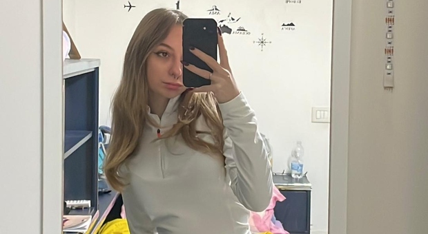 Tragedia a Costa Volpino, sul lago d'Iseo: Sara Centelleghe, 19 anni, è stata trovata senza vita nel suo appartamento. La giovane, studentessa all'istituto Ivan Piana di Lovere, è stata accoltellata da un aggressore ancora ignoto.