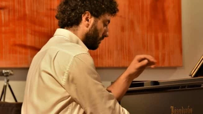 Il pianista Giuliano Graniti, 36 anni, è deceduto a causa di una malattia rara. Originario di Mesagne, viveva negli Stati Uniti da diversi anni, dove aveva ottenuto un dottorato in Arti Musicali. La notizia è stata annunciata dal sindaco di Mesagne, Toni Mattarelli, che ha espresso il dolore della comunità.