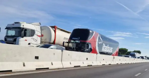 Un incidente avvenuto sulla SS16 "Adriatica" nel territorio di Bari, all'altezza di Torre a Mare, ha causato la chiusura temporanea della carreggiata in direzione nord.