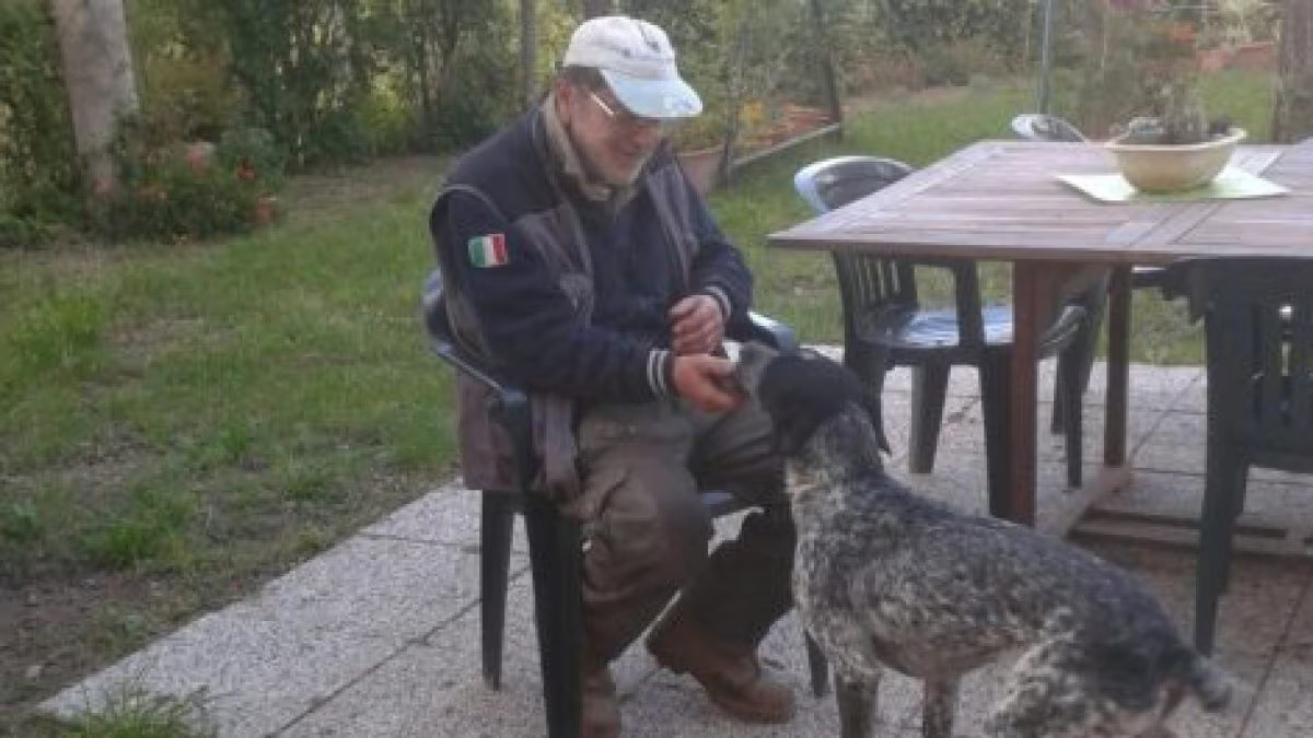 Lucio Pierantoni, 78 anni, è deceduto nel tentativo di salvare la sua cagna Lara, caduta in un tombino durante una ricerca di tartufi a Pianoro, Bologna.