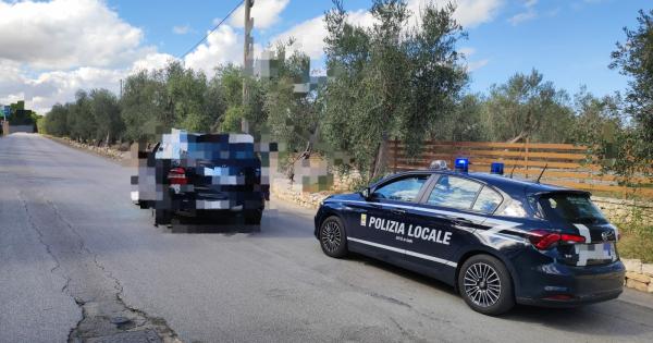 Inseguimento dal quartiere Libertà di Bari fino a Bitonto, conclusosi con l'arresto di un uomo per resistenza e lesioni a pubblico ufficiale.