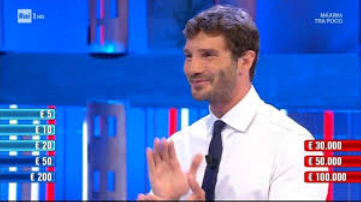 Affari Tuoi, il concorrente fa di tutto per mettere in imbarazzo De Martino che gli risponde a tono e lo asfalta, il pubblico in estasi per il conduttore