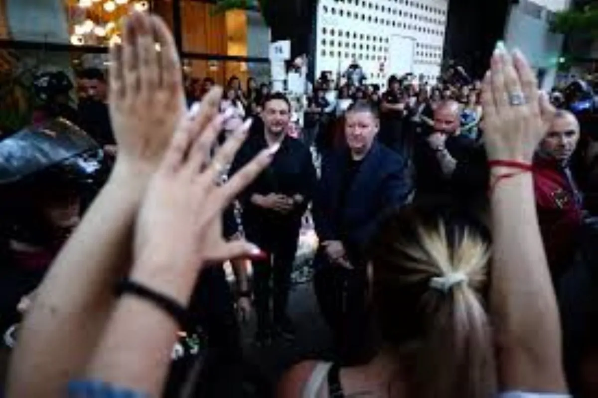 Liam Payne, arriva il padre Geoff all’hotel a Buenos Aires e viene preso d’assalto dai paparazzi, i fan del cantante compatti lo proteggono con le mani alzate e con gli zaini