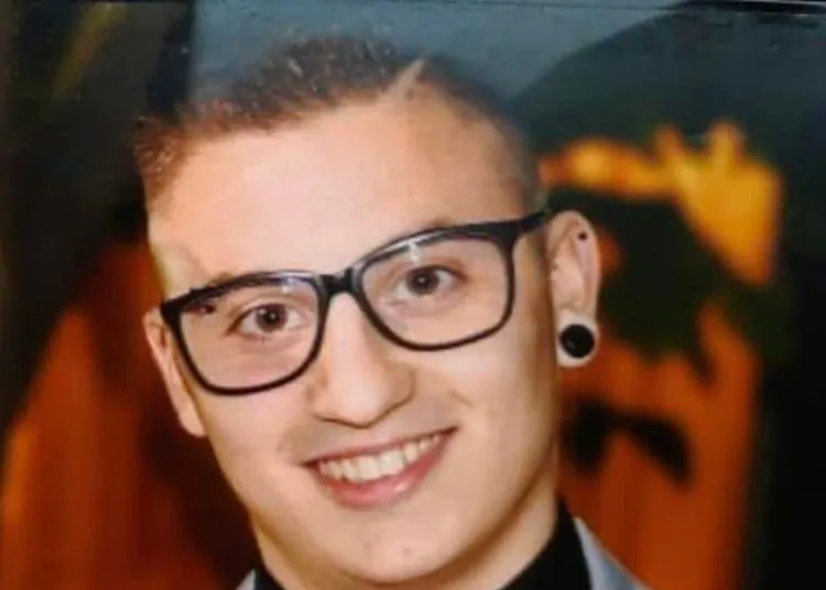 Ieri, a soli 26 anni, Michael Luciani ha perso la vita in un tragico incidente stradale nei pressi dello svincolo per la Colonnetta, lungo la Statale 656 dir. Il giovane, a bordo della sua moto Yamaha, avrebbe perso il controllo del mezzo, forse a causa della pioggia, finendo sotto un guard rail. Nonostante l'intervento immediato dei soccorsi, Michael Luciani è deceduto durante il trasporto in ospedale.
