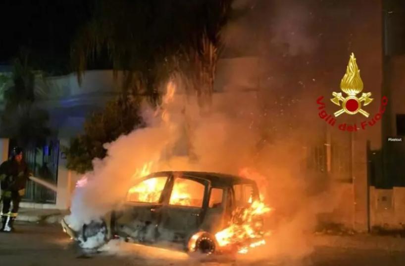 Un giovane di Gallipoli è rimasto gravemente ferito a causa di un’esplosione nella sua auto, probabilmente provocata da una fuga di gas.