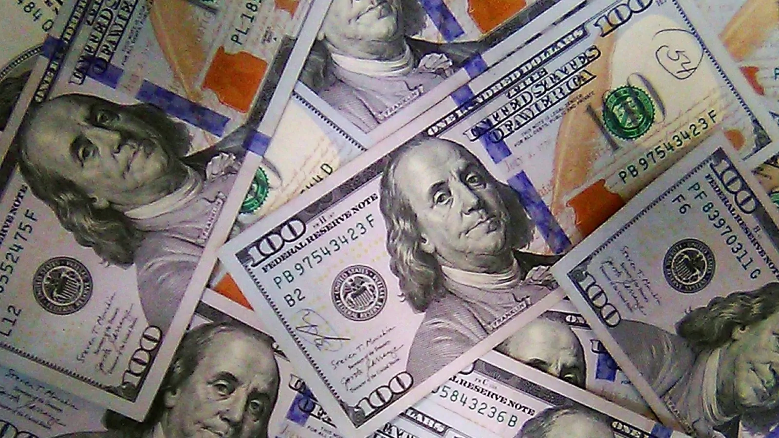 Un colpo di fortuna ha cambiato la vita di Jerry Hicks, falegname di Banner Elk in Carolina del Nord: una banconota trovata per caso gli ha portato una vincita da un milione di dollari.
