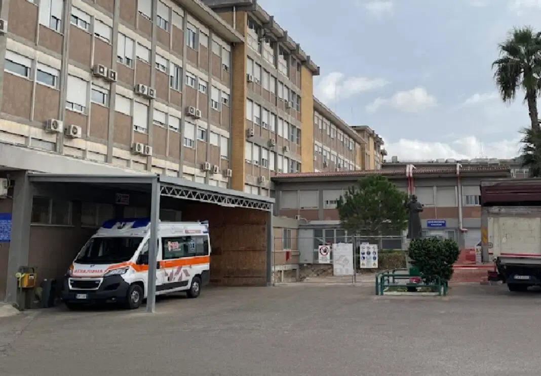 Un giovane di 19 anni, C.C.M., muore nel pronto soccorso di Cassino dopo quattro accessi per forti dolori addominali. La famiglia denuncia la struttura sanitaria e chiede chiarezza sulla causa del decesso.