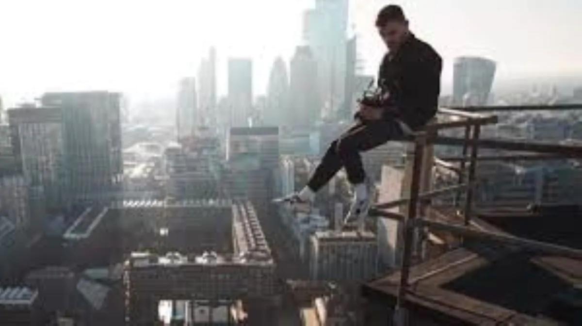 Influencer 29enne si arrampica su un ponte alto 192 metri ma precipita giù, c’erano i cartelli di divieto assoluto di scalare