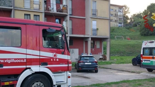 Il corpo di un uomo di 68 anni è stato trovato privo di vita sul divano della sua abitazione a Lonato del Garda, in provincia di Brescia, dopo giorni di silenzio.