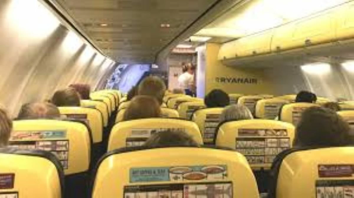 Brindisi, evacuati con lo scivolo passeggeri da un volo Ryanair, aeroporto temporaneamente chiuso