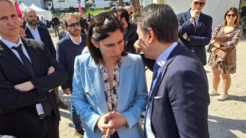 Il leader del Movimento 5 Stelle, Giuseppe Conte, ha espresso forti critiche al Partito Democratico per il suo sostegno alla nuova Commissione europea, definendolo un "grave errore politico".
