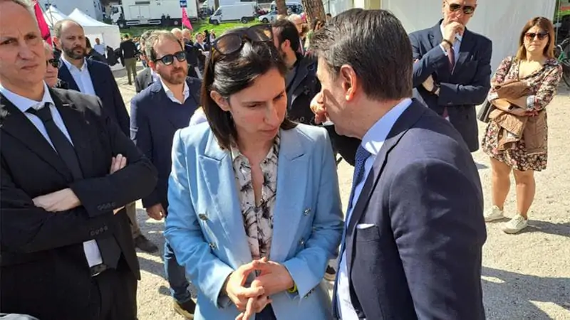 Il leader del Movimento 5 Stelle, Giuseppe Conte, ha espresso forti critiche al Partito Democratico per il suo sostegno alla nuova Commissione europea, definendolo un "grave errore politico".