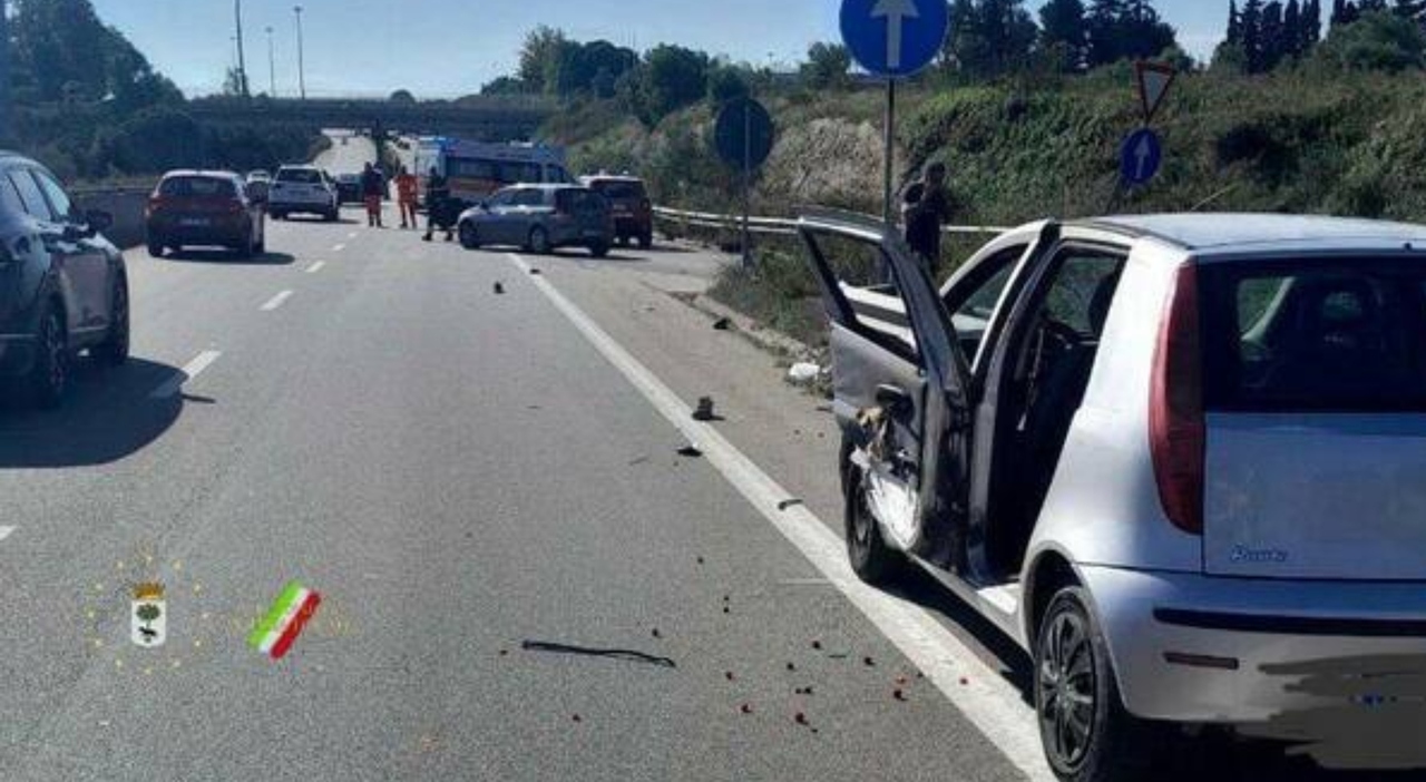 Tragedia sulla tangenziale Est di Lecce: Gianni Monittola, 47 anni, muore travolto da un'auto mentre era a bordo strada.