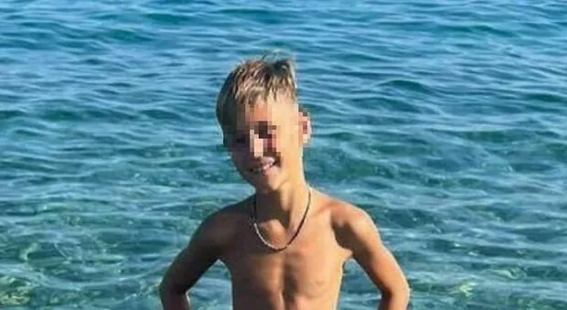 Il piccolo Gioele è morto a Perugia dopo una caduta dal terzo piano. La città si unisce nel dolore per la perdita.