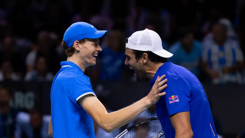 Jannik Sinner e Matteo Berrettini trasformano la loro sintonia in forza per la squadra azzurra di Davis, puntando alla finale con un’intesa speciale.