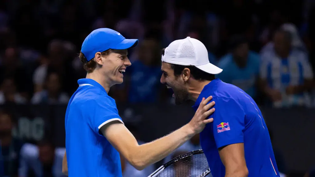 Jannik Sinner e Matteo Berrettini trasformano la loro sintonia in forza per la squadra azzurra di Davis, puntando alla finale con un’intesa speciale.
