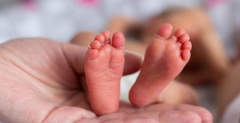 Angelina, una neonata che doveva nascere a fine mese, è venuta al mondo tra i ciottoli del vialetto di casa sua. Mamma e bimba stanno bene.