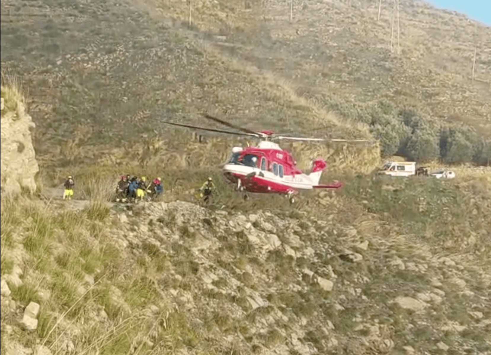 Un volo in parapendio si trasforma in tragedia a Milazzo. Marcu Floria, 57 anni, perde la vita, mentre la figlia è ricoverata con gravi lesioni.