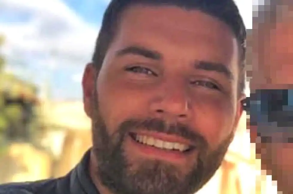 Si schianta con la sua auto contro il muro di un’abitazione, muore sul colpo a 34 anni Fabio Zazzarino