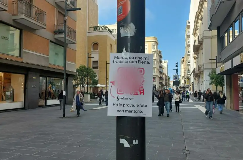 A Bari, in particolare lungo via Sparano, sono apparsi volantini che simulano una vendetta amorosa, ma si rivelano un’originale trovata pubblicitaria.